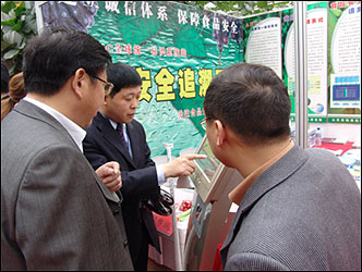向参观者介绍“食品安全追溯系统”
