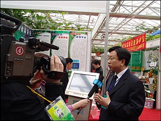 山东省标准化研究院副院长钱恒接受新闻媒体采访