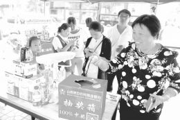 近日，灵石农商行开展微信扫二维码回馈客户活动。活动开展两天，该行新增微信公众用户1.5万人，为产品营销及客户管理奠定了坚实基础。图为参加活动的客户正在抽奖。